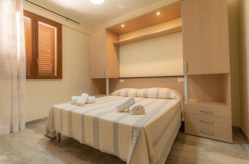 兰佩杜萨Case Vacanze Maluk的一间卧室配有两张带毛巾的床
