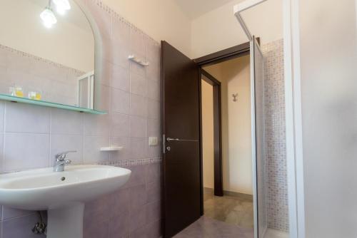 兰佩杜萨Case Vacanze Maluk的一间带水槽和镜子的浴室