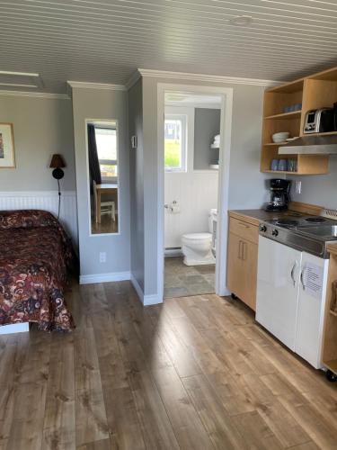 佩尔塞格伦木屋的一间卧室配有一张床、一间厨房和一间浴室。