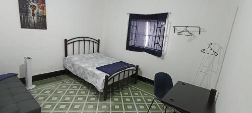 奥里萨巴Hostal Casa Azul, sencilla的一间小卧室,配有床和窗户