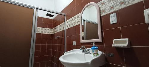 奥里萨巴Hostal Casa Azul, sencilla的一间带水槽和镜子的浴室