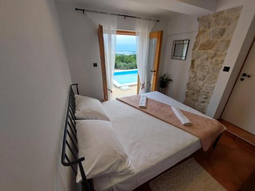 希贝尼克Olive Garden House Šibenik的一间卧室设有一张床,享有海景