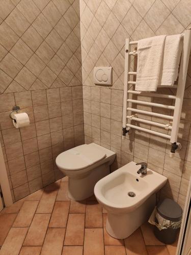 洛雷托Dolci Soggiorni的一间带卫生间和水槽的浴室