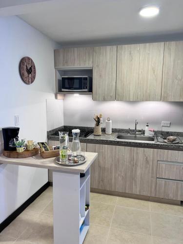 圣罗莎德卡瓦尔Maravilloso alojamiento para tu familia的厨房配有木制橱柜和台面