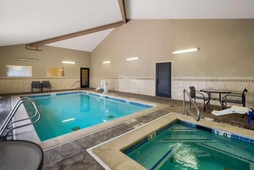 Ballard地标贝斯特韦斯特优质酒店的一个带桌椅的大型游泳池