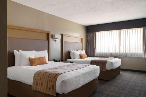 Ballard地标贝斯特韦斯特优质酒店的酒店客房设有两张床和窗户。