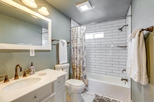 凤凰城Pet-Friendly Phoenix Vacation Rental Near Downtown的浴室配有盥洗盆、卫生间和浴缸。