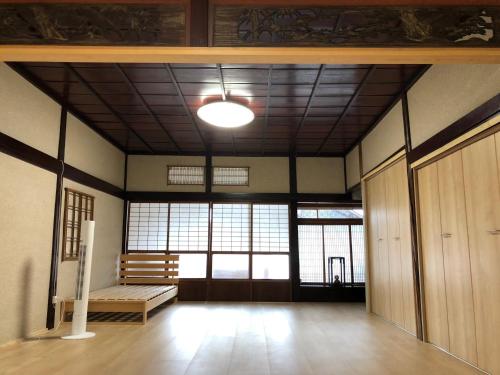 福知山ひろの家的大型客房设有窗户和长凳。