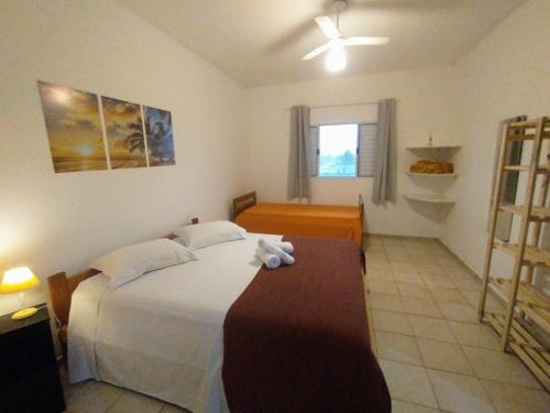 伊利亚孔普里达Recanto da Lagoa Flat的卧室设有一张白色大床和一扇窗户。