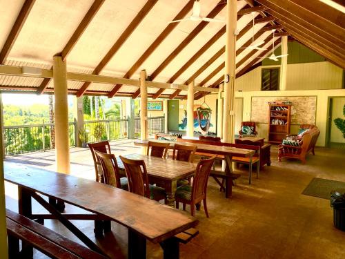 米申海滩Jackaroo Treehouse Rainforest Retreat的用餐室配有木桌和椅子