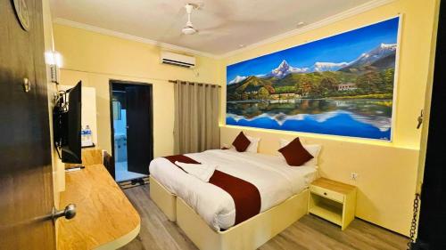 拉明德Hotel Peaceland Lumbini的卧室的墙上挂着一幅大画