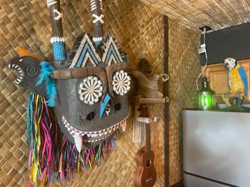坦帕The Kondo Tiki的吉他和木器的墙