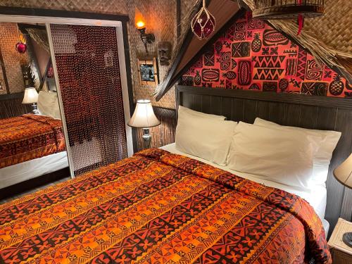 坦帕The Kondo Tiki的一间卧室配有一张红色墙壁的床