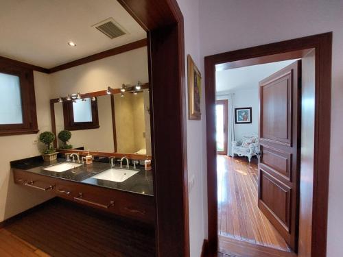 博德鲁姆Villa Castello的一间带两个盥洗盆和大镜子的浴室