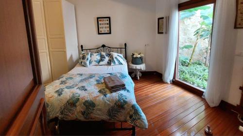 博德鲁姆Villa Castello的一间卧室设有一张床和一个大窗户