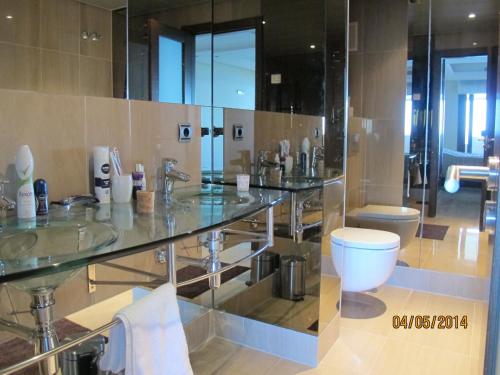 EsteponaBahia de la Plata的一间带玻璃台面和卫生间的浴室