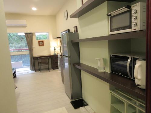 Hua-yüan知本溫泉家的客房设有带微波炉和冰箱的厨房。