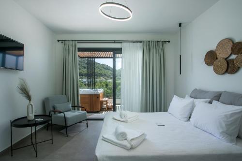 法里拉基Nόka Suite Apartments的卧室配有一张白色大床和一把椅子