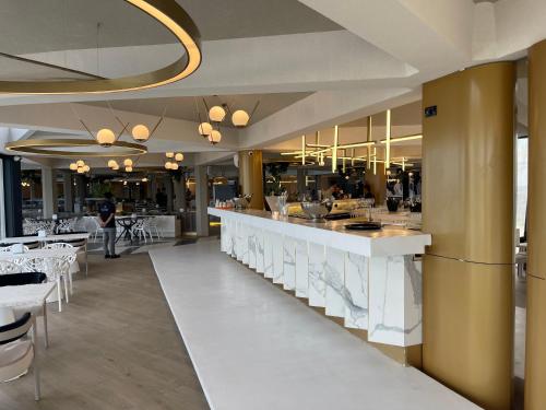 奥林普STEAUA DE MARE - Olimp Resort的餐厅设有酒吧和桌椅