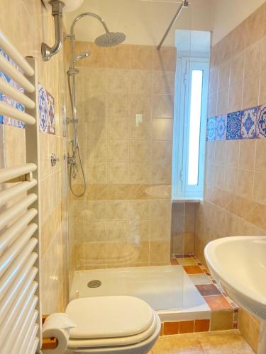 格罗塔费拉塔“Casa Amélie”的带淋浴、卫生间和盥洗盆的浴室