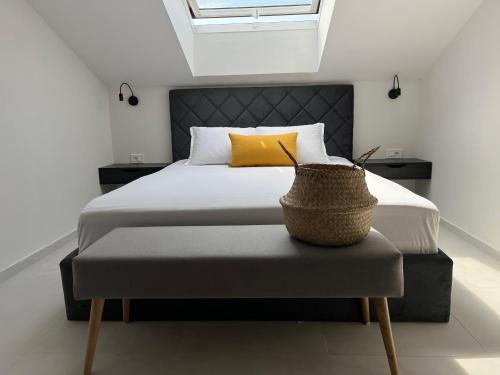 扎顿Vitas Apartments的一间卧室配有一张带黄色枕头的大床