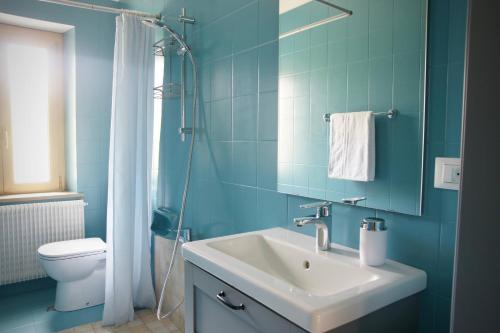 布亚B&B The Secret Garden的蓝色的浴室设有水槽和卫生间
