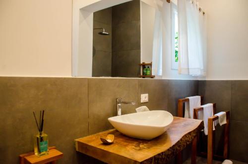 吉汶瓦CDM Villas Kiwengwa的木制柜台上带白色碗水槽的浴室