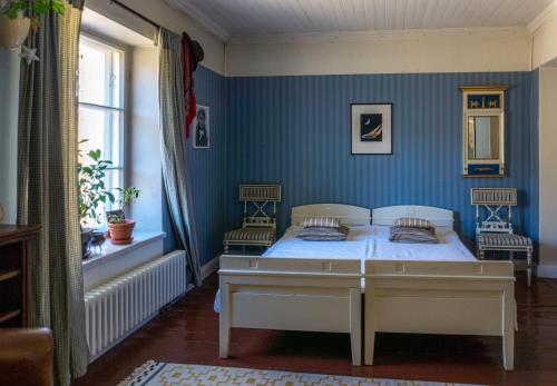 ÅminneforsVilla Kingfisher的一间卧室配有一张蓝色墙壁的床