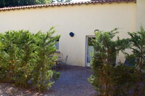 BouayeGite de la Laiterie的前面有树木的白色房子