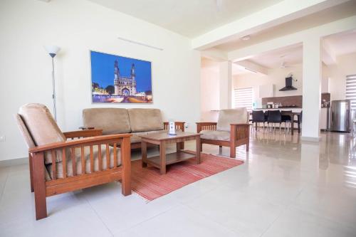 海得拉巴Neemtree Apartments - Somajiguda的客厅配有沙发和桌子