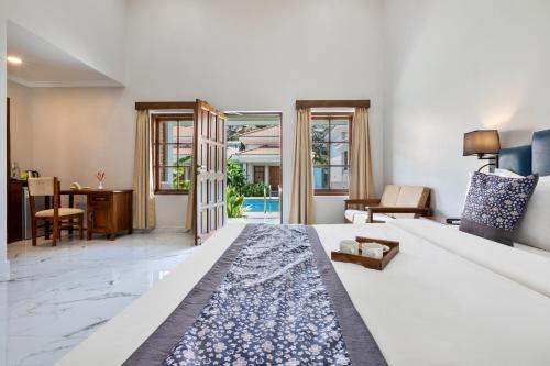 瓦加托利欧尼果度假酒店的一间带白色大床的卧室和一间客厅