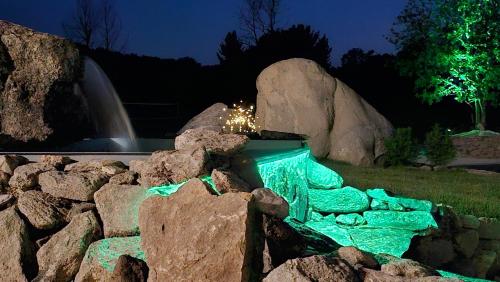 索尔波As Penedas, Casa dos Arcos的夜晚花园中的瀑布和岩石