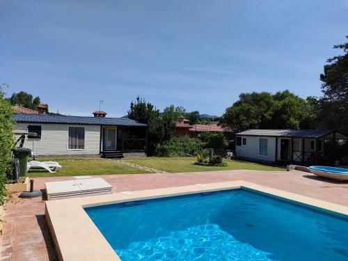 Pelayos de la PresaNaturalayos I y Naturalayos II - casas para parejas - jacuzzi的一座房子后院的游泳池