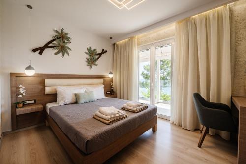 阿里克斯Addimare Sea View Villa, and Events Venue的一间卧室配有一张床,上面有两条毛巾