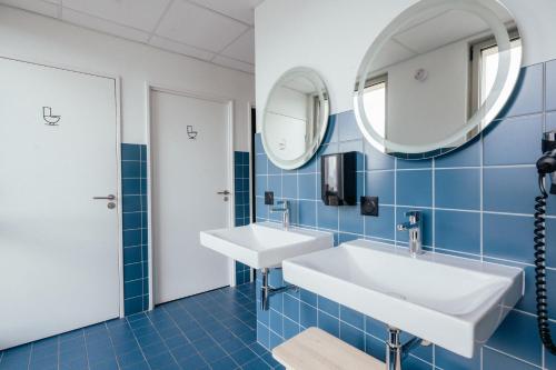 波尔多JOST Auberge de Jeunesse Bordeaux Gare Saint Jean的浴室设有2个水槽和镜子
