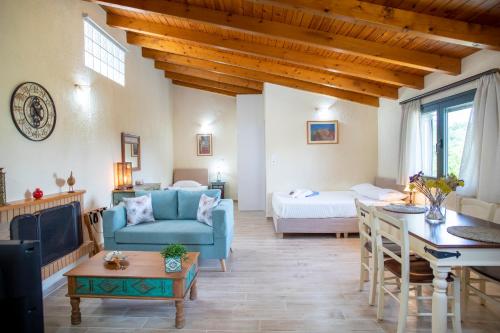 罗希姆诺Villa Metochi的客厅配有蓝色的沙发和床。