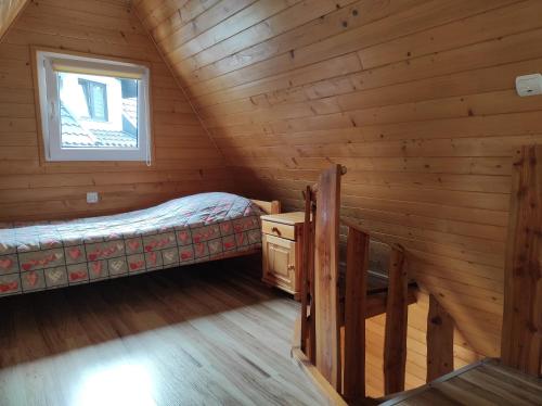 索利纳Za potokiem的小木屋卧室设有床和窗户