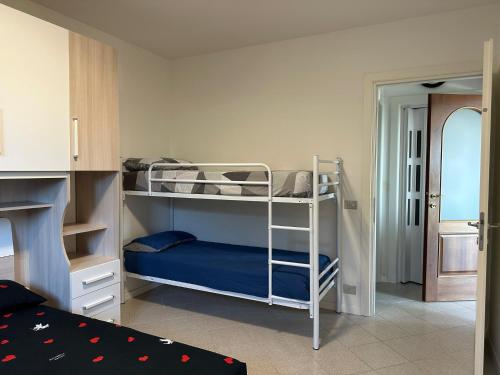 韦尔巴尼亚Sole的一间卧室配有两张双层床,铺有蓝色床单。