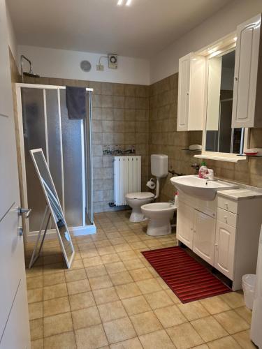韦尔巴尼亚Sole的浴室配有卫生间、盥洗盆和淋浴。
