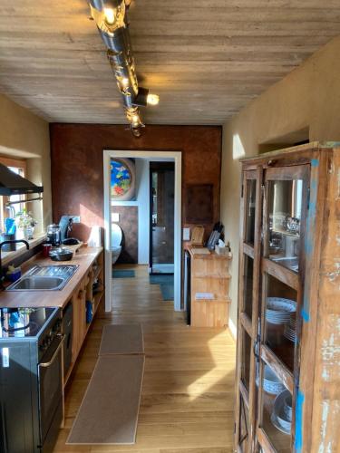 ReinsfeldNautilus的铺有木地板的厨房和木制天花板