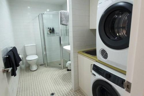 格莱内尔格Colley 11-11 Sub-Penthouse Luxurious Glenelg的一间带卫生间的浴室内的洗衣机