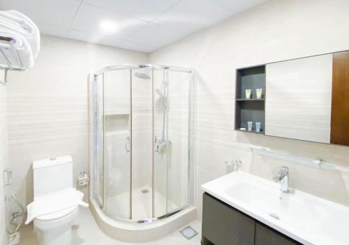麦纳麦海洋阁楼精品小屋酒店的带淋浴、卫生间和盥洗盆的浴室