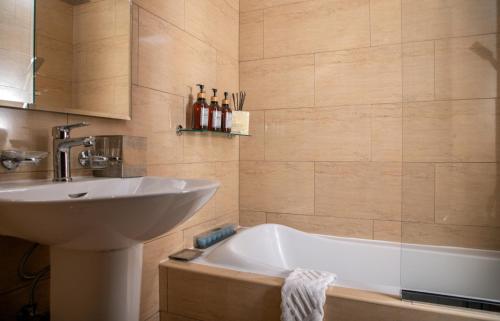 拉斯阿尔卡麦Amazing sea view studio的浴室配有盥洗盆和浴缸。