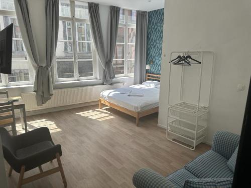 那慕尔BED Collège的卧室配有一张床、一张书桌和窗户。