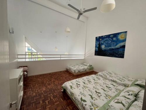 武吉丁宜The Van Gogh Loft 梵高小栈 at Selesa Hillhomes的一间卧室设有两张床,墙上挂着一幅画