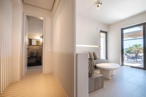 提诺斯Yenesis Seaside Retreat - Adults only的白色的客房设有床和浴室。