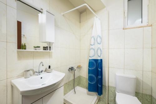 赫索尼索斯Villa Sophia-Elpis的浴室配有水槽、卫生间和浴帘