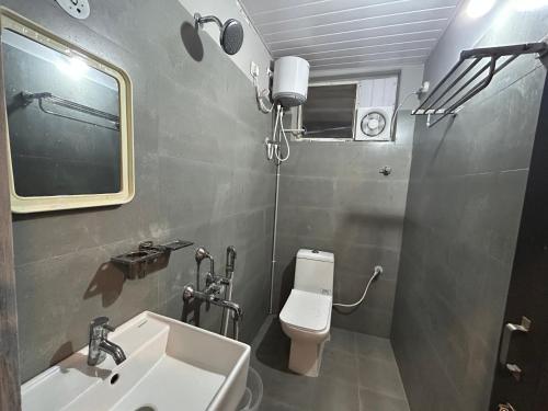 卡努尔KKM Highlands的一间带水槽和卫生间的浴室