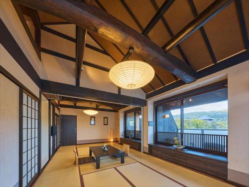奈良若狭附楼酒店的客厅设有桌子和大窗户