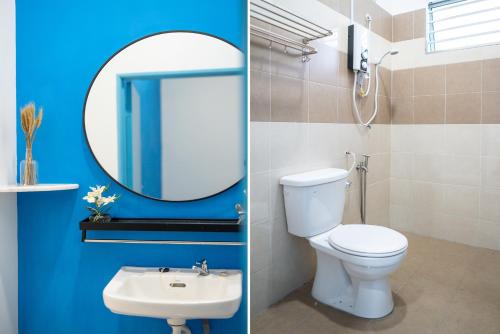 波德申No 19 Studio Homestay (Semi-D), Port Dickson (up to 13 pax)的一间带卫生间、水槽和镜子的浴室